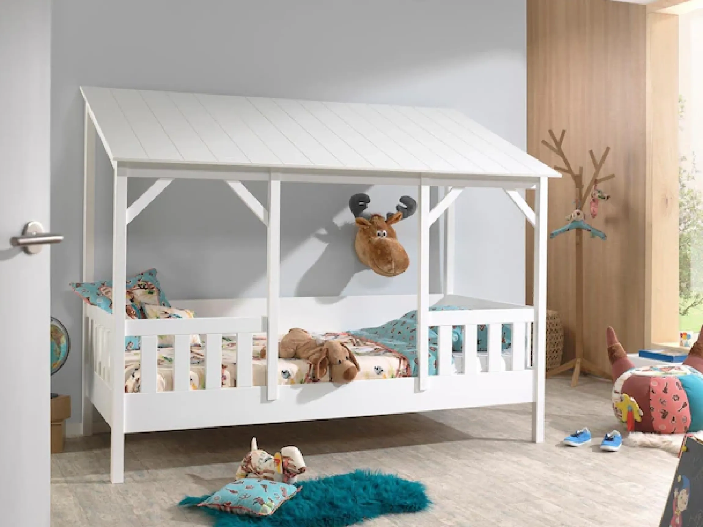 Vipack Kinderbett »Hausbett, aus MDF und Massivholz, Dach schwarz oder weiß« B/H/T ca. 214,2x174x105,3cm, inkl. umlaufende Umrandung,wahlweise mit oder ohne Bettschublade auf Rollen