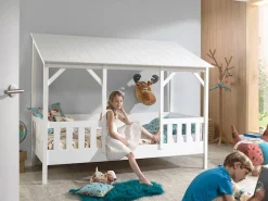 Vipack Kinderbett »Hausbett, aus MDF und Massivholz, Dach schwarz oder weiß« B/H/T ca. 214,2x174x105,3cm, inkl. umlaufende Umrandung,wahlweise mit oder ohne Bettschublade auf Rollen