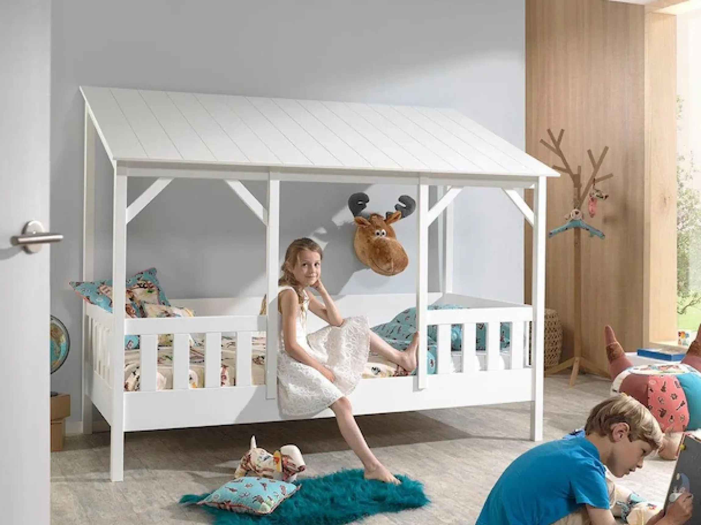Vipack Kinderbett »Hausbett, aus MDF und Massivholz, Dach schwarz oder weiß« B/H/T ca. 214,2x174x105,3cm, inkl. umlaufende Umrandung,wahlweise mit oder ohne Bettschublade auf Rollen