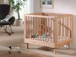 Vipack Kinderbett »stabil und hochwertig gebaut, Kanten gerundet, umlaufendes Gitter« 95/75 cm, inkl. Bodenplatte, aus massiver Eiche natur geölt