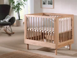 Vipack Kinderbett »stabil und hochwertig gebaut, Kanten gerundet, umlaufendes Gitter« 95/75 cm, inkl. Bodenplatte, aus massiver Eiche natur geölt