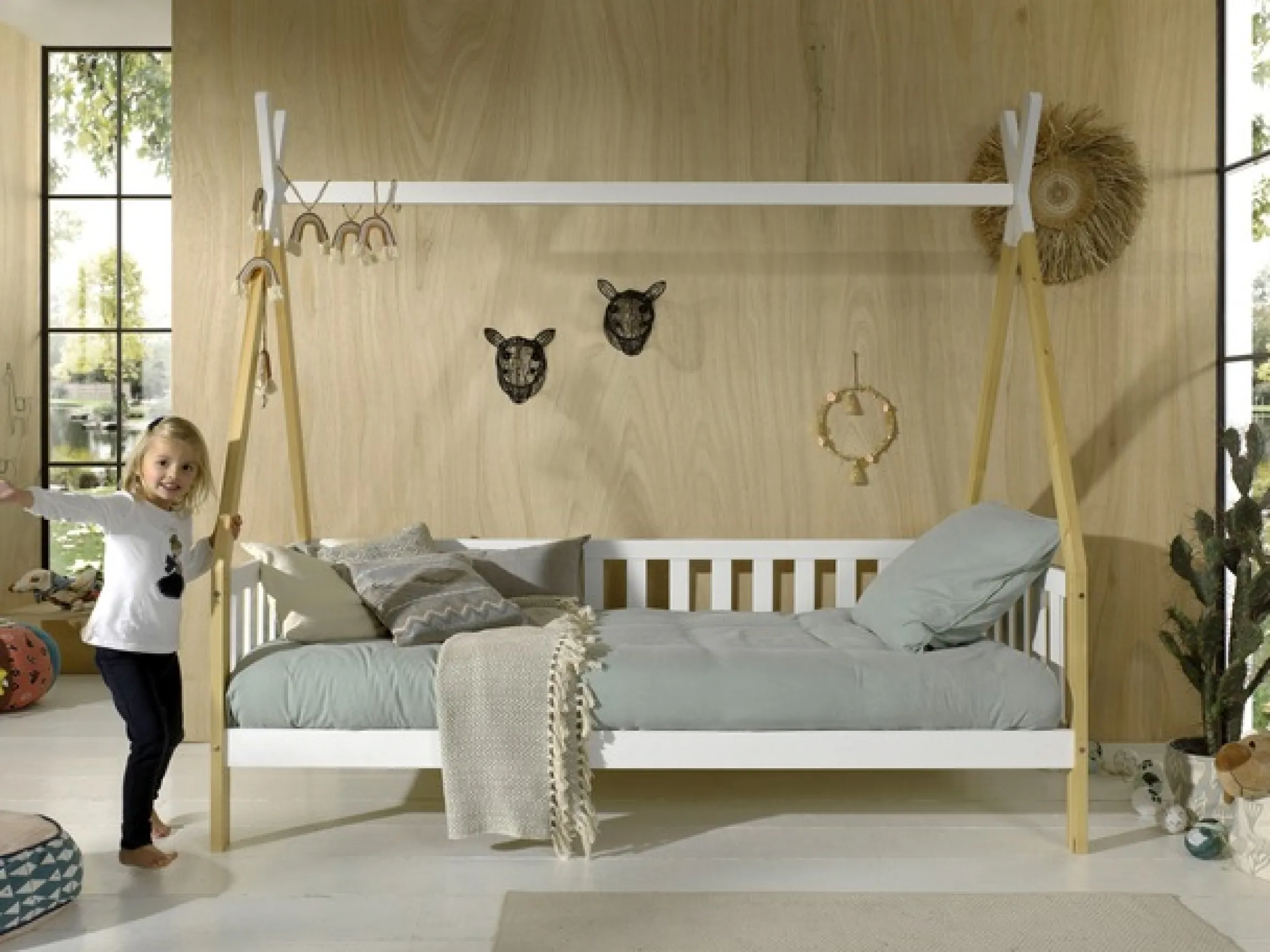 Vipack Kinderbett »Tipi, mit Querstange in Zelt-Optik, Kiefer massiv« B/H/T ca. 206x185,1x96cm, seitliche Sprossenumrandung,inklusive Rolllattenrost und wahlweise mit Bettschublade