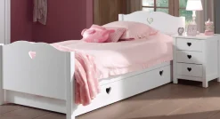 Vipack Nachtkommode »Amori, inklusive 2 Schubladen, mit nostalgischer Herz-Optik« B/H/T ca. 45x55x40cm, Weiß lackiert mit Herz-Ausschnitt,Schubladen bieten Stauraum, rechts oder links vom Bett einsetzbar