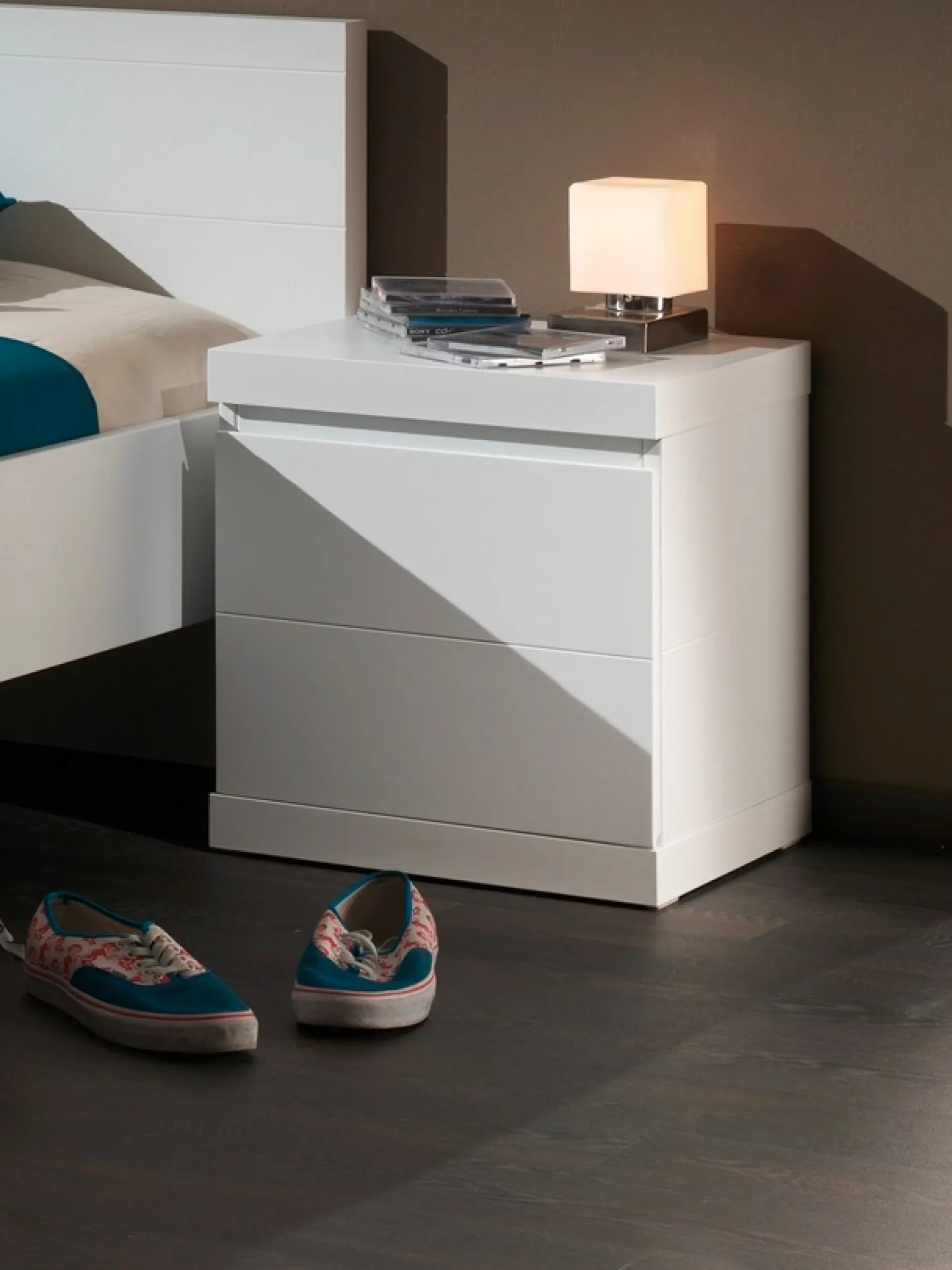 Vipack Nachtschrank Made in Europe,Nachtkonsole in gradlinigem Design, mit 1 Tür, Ausf. Weiß lackiert