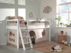 Vipack Spielbett »Forrest 90/200 aus massiver Buche weiß lackiert, inkl. Vorhang-Set« stabil gebaut mit umlaufenden Absturzschutz, Leiter und Rolllattenrost