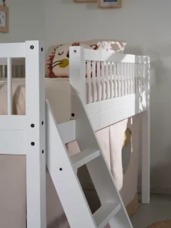 Vipack Spielbett »Forrest 90/200 aus massiver Buche weiß lackiert, inkl. Vorhang-Set« stabil gebaut mit umlaufenden Absturzschutz, Leiter und Rolllattenrost
