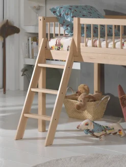 Vipack Spielbett »Forrest halbhoch mit Leiter und Absturzschutz in Sprossen-Optik« Liegefläche 90/200cm inkl. Massivholz Rolllattenrost,ideal für das Kinderzimmer, Buche massiv natur lackiert