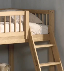 Vipack Spielbett Made in Europe,aus Eiche geölt, LF 90x2000cm, RR, Leiter, Vorhang u. Absturzschutz