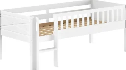 Vipack Spielbett »Scott mit niedriger Einstiegshöhe, inkl. Leiter und Rolllattenrost« in Kiefer massiv, weiß 90x200 cm, wahlweise ohne und mit Rollboxen