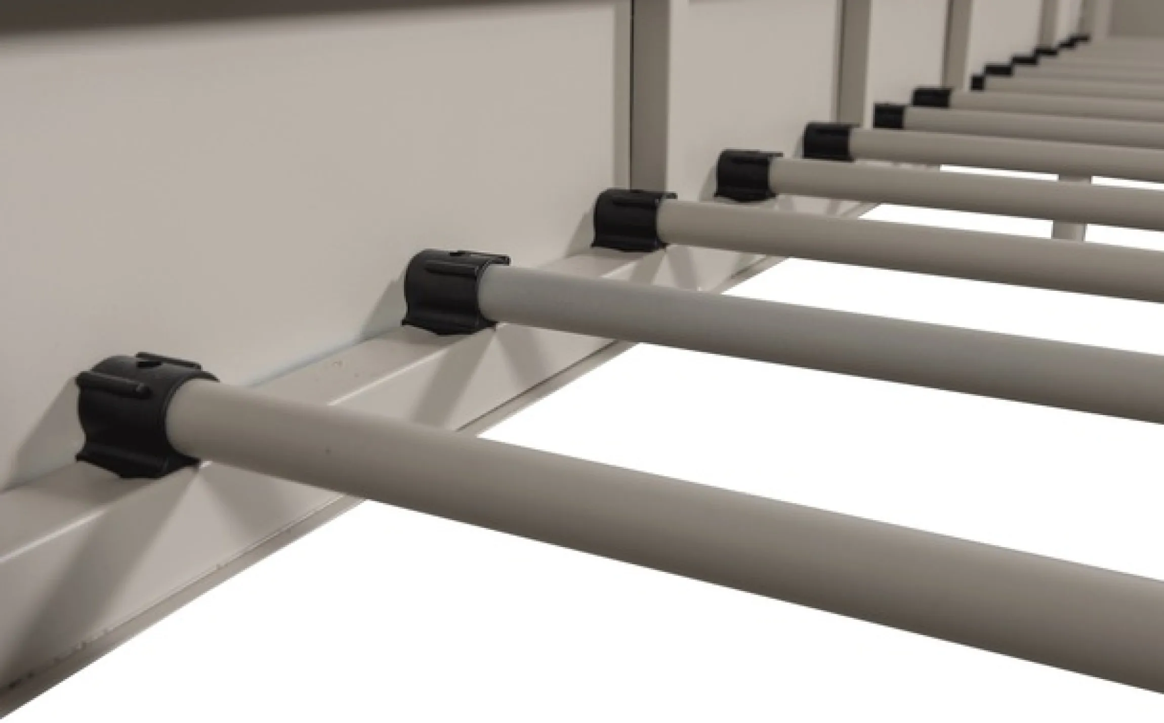 WOOOD Bettgestell »Mata Stahlrahmen pulverbeschichtet, H 90 x B 208 x T 95 cm« Matratzenmaß 90x200 cm, einfach zu montierbar, Pfleiglicht