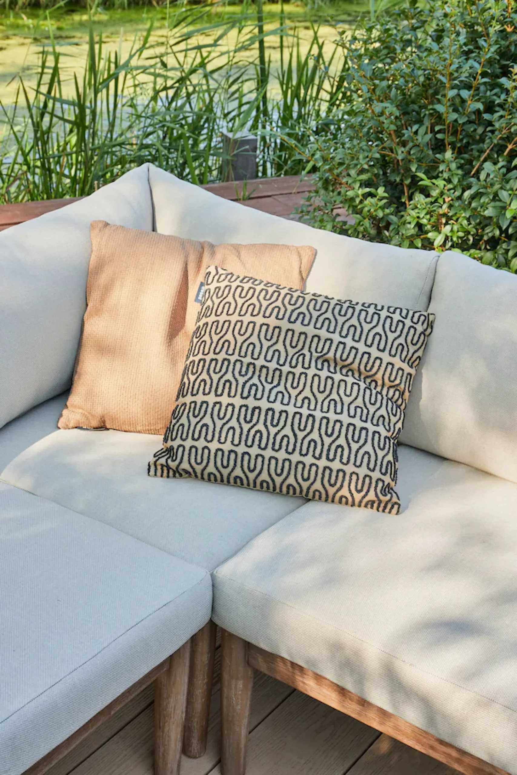 WOOOD Ecksofa »Biam Akazienholz mit Kissen und Eckaufbau H 67 x B 227 x T 227 cm« Tragkraft 500 kg, natürliche Holzöle für Wasserabweisung, pfleigleicht
