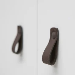 WOOOD Garderobenschrank »Ties FSC®-Kiefernholz gebürstet mit Ledergriffen, H202 x B111 x T55 cm« V-Nuten-Türen, Tragkraft 10 kg pro Einlegeboden, Melamininterieur