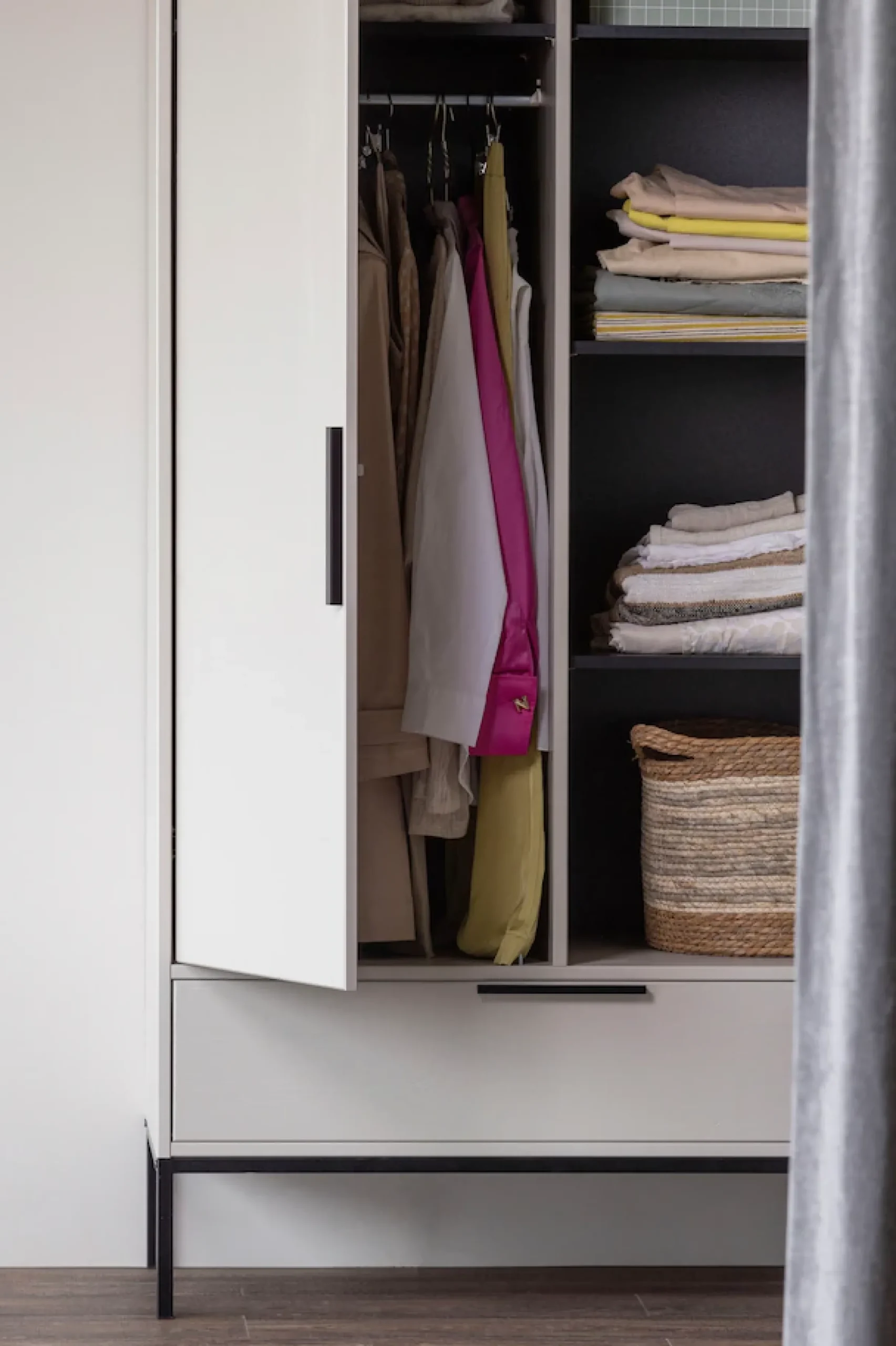 WOOOD Mehrzweckschrank »Adam Garderobenschrank FSC®-Kiefer auf Metallgestell B/T/H100/53/200cm« Tragkraft 15 kg pro Boden, Kleiderstange 10 kg, Einfach zu montierbar