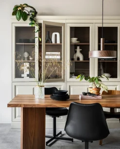 WOOOD Vitrine »Chow Kiefernholz mit Glastüren und Sierleisten H 215 x B 105 x T 40 cm« Elegante Details, Einfach zu montierbar, Pfleigleicht