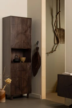 WOOOD Vitrine »Draw Mangoholz mit Druckmechanismus und 3D-Relieftüren 60x40x200 cm« Tragkraft 15 kg pro Boden, Wandbefestigung empfohlen ab 50 cm